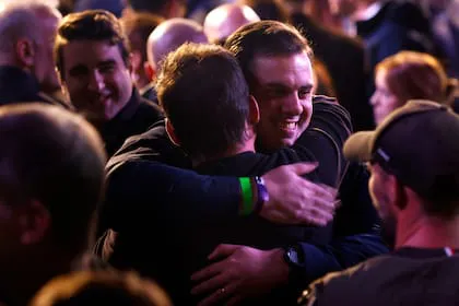 el-abrazo-de-santiago-caputo-y-el-gordo-dan-el-C5N2HPC4CNF2FMVELCUS2B3ZPY