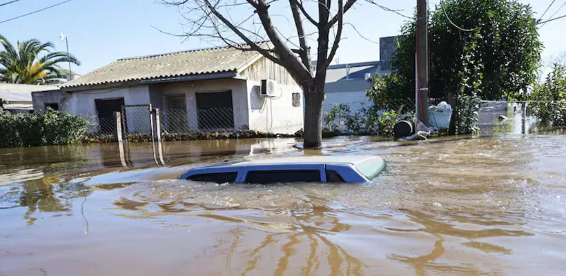 salto bajo agua