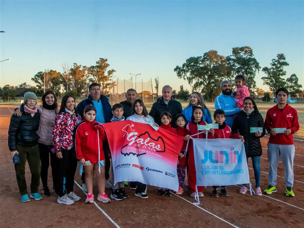 Deportes - Entrega de becas a Galas Junín (1)